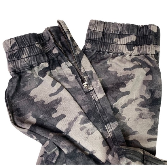 Spanx Camo Cargo Jogger Pants Size Small NWT - Picture 3 of 16